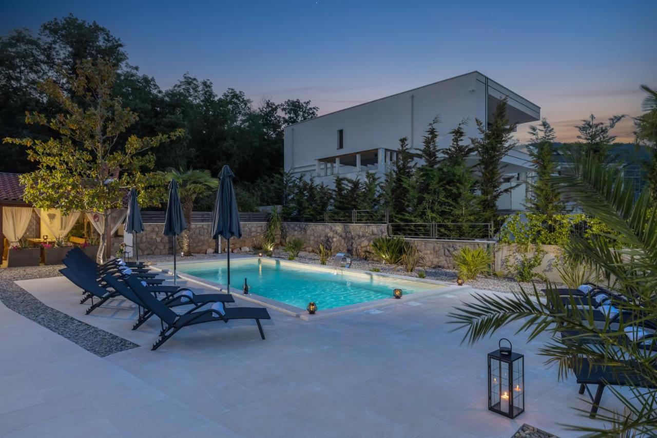 Adriatic, Chiara With Sea View And Heated Swimming Pool, Free Private Parking, Apartment *
