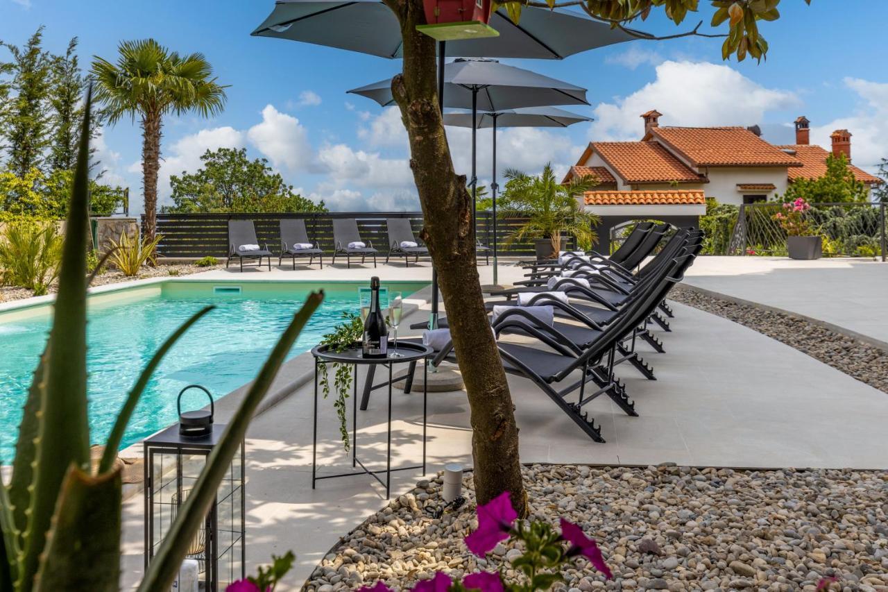 Adriatic, Chiara With Sea View And Heated Swimming Pool, Free Private Parking, Icici